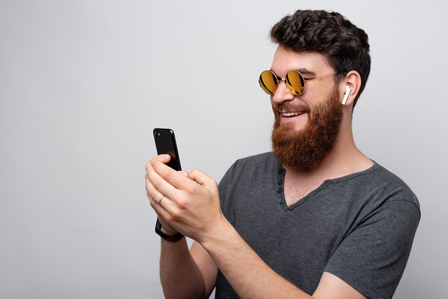 hombre con airpods